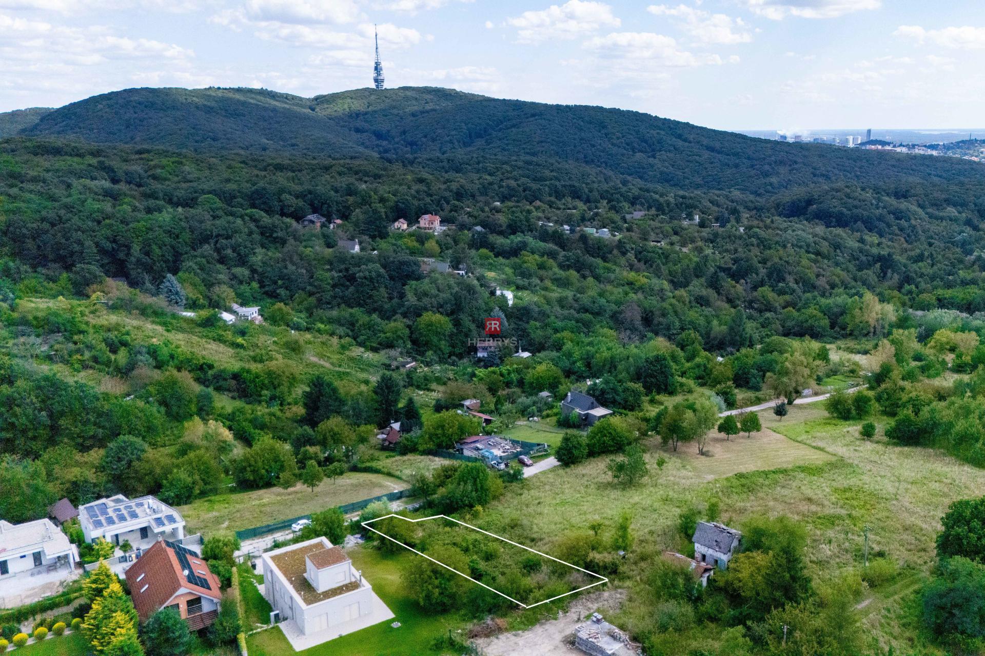 HERRYS - Building plot for sale for a family house in Lamač