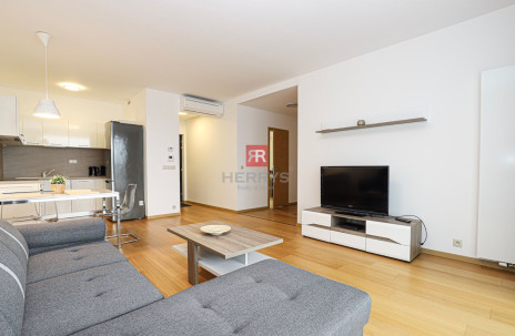 HERRYS - Na prenájom priestranný byt s lodžiou a parkovací státím v projekte Panorama City