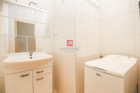 HERRYS - Na prenájom priestranný 2 izbový byt s lodžiou a pivnicou v centre mesta
