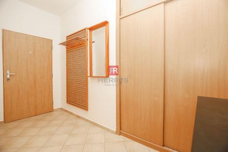 HERRYS - Na prenájom priestranný 2 izbový byt s lodžiou a pivnicou v centre mesta